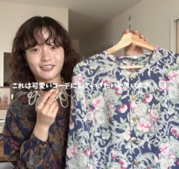 祖母のお下がり“柄ブラウス”→20代孫が着てみると……「すげ~わ」 驚きのコーデが72万再生「宮崎あおいさんみたい」「おばあちゃん喜ぶね」