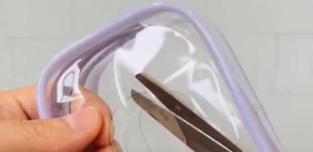 ダイソーのミニポーチ→思い切って穴を開けると……　目からウロコの“便利アイテム”に「こんなの待ってた」「あたまいい！」