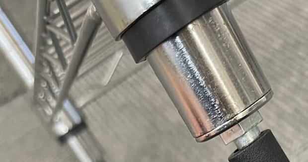 よく見るスチールラック→大量の本を積んでおいたら……「ええええ!」 “予想外の光景”に「はじめて見た」「これはびっくり」