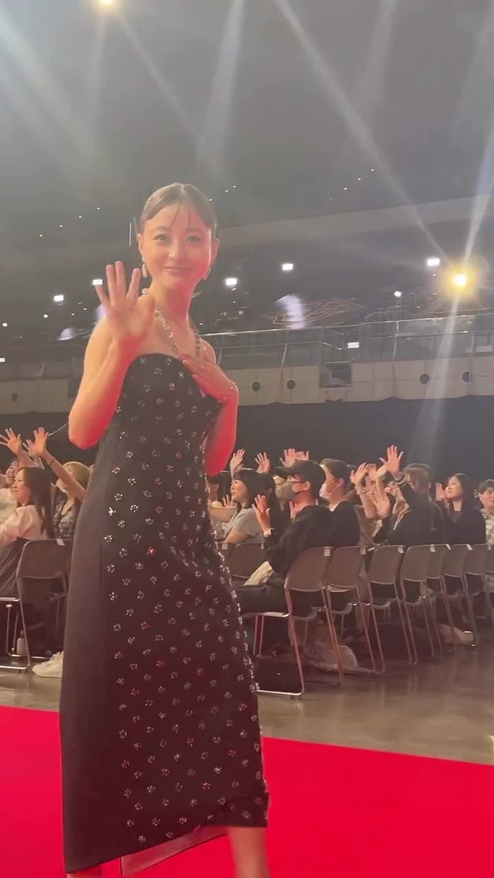 「外れてるのかと思ったw」橋本環奈が着用した“まさかの服”にネット騒然「後ろどうなってんの？」「不思議すぎる」