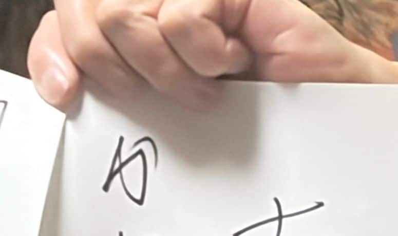 電話で彼氏とケンカする孫→おばあちゃんが作ったカンペの“まさかの言葉”に「おもろすぎwww」「頼りになる」「怒り収まっちゃうよwww」