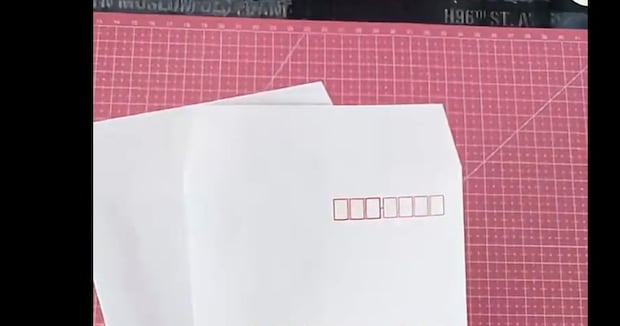 「封筒2枚あまってない!?」→カットして貼り付けていくだけで……　完成したアイデア収納グッズが欲しすぎる！