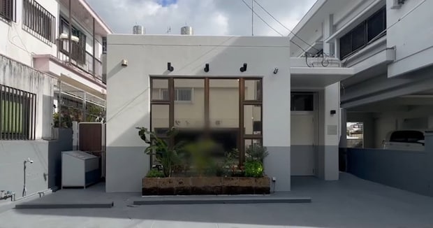 郵便局だった建物を改装したホテル→中に入ると……　驚きの内装に「宴会できる」「マジ最高じゃん」