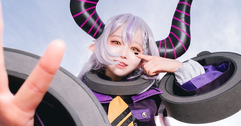 迫力満点のコスプレ写真→思わず笑う“まさかの撮影の裏側”に「カツアゲにしか見えないw」「宇宙人に襲われてるみたい」