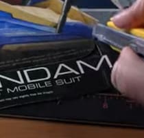 ガンプラの空き箱を切って透明ケースに入れると……　まさかの完成品に「これはめっちゃいいアイデア」 「捨てなかった理由がやっと見つかった」【海外】
