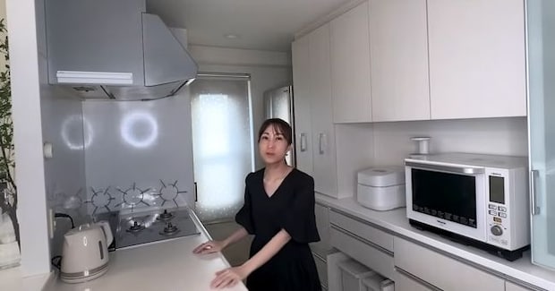 これは見習いたい! “プロのキッチン収納”が家事動線バッチリで使い勝手よさそう 「とても参考になりました!」「凄いです!」