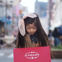 卒園証書を抱える6歳の女の子が6年後……　同じ場所で撮影した“現在の姿”に「なぜだ涙が」「エモいとはこのことか！」