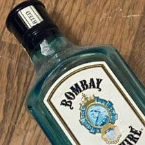 捨てる予定だったお酒の空き瓶→割って、磨いて、加工すると……　生まれ変わった姿に「宝石よりも価値がある」「神業ですね」