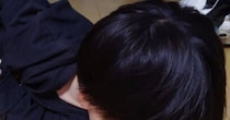 床に寝転がった息子をよく見ると……　アクロバティックすぎる“渾身のモノマネ”が270万表示　「将来性を感じる」