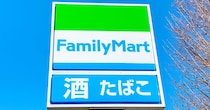 「なんだと！！！」　ファミマ、ディズニーの“ギョウザドッグ”そっくりな商品が話題　「えっ」「ディズニー行かないで済む！？」