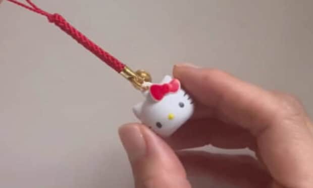 【セリア】ハローキティのストラップにひと工夫すると……「売ってるものより可愛い」 完成したアイテムに「天才ですかっ」
