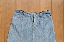 20年前に買ったデニムスカート→50代女性がコットン糸を編みつけたら……「なんと」　劇的な変化に「いいじゃーん！」「唯一無二」