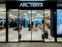 「色違いでリピート」ARC’TERYX（アークテリクス）の“ショルダーバッグ”が大好評　「ペットボトルや財布を入れても余力がある」「シンプルながらおしゃれ」