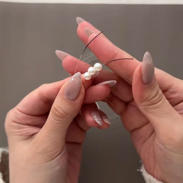 450個のパールビーズを糸に通し、編んでいくと……　心躍る完成品に「すてき」「かわいいです」「今度作ってみます！」