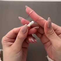 450個のパールビーズを糸に通し、編んでいくと……　心躍る完成品に「すてき」「かわいいです」「今度作ってみます！」