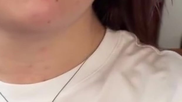 帰省した娘に、母がくれた“無印のTシャツ”→見ると……　“驚きの光景”に「自慢したくなっちゃう」「個性的！」