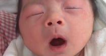 わずか生後2時間の赤ちゃん→人生初のくしゃみをすると……「古田新太すぎるwww」　500万再生の“衝撃の光景”に「人生1周目すぎて笑笑笑」