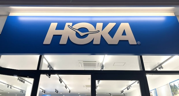 「ビジュがかっこいい」「たくさん歩いても全然疲れない」　HOKAの“真っ白スニーカー”が大好評　「履いていても足が軽い」「デザイン性と存在感が抜群！」