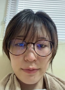 「ほぼ特殊メイク」お風呂上がりのメガネ女性→本気でメイクすると……「これ本当なんだぜ」　ありえない激変っぷりに「すっっっっごい」