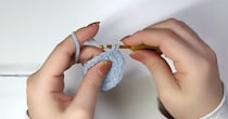 セリアのモール糸をかぎ針でザクザク編んでいくと……　後ろ姿までかわいい完成品に「作ってみたくなりました！」