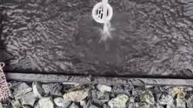 ビチャビチャ跳ねる立水栓→カインズのマットを敷くと……「これってこういう意味があったのか…！」