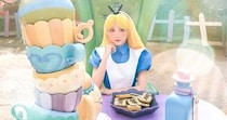 海外のディズニーランドで撮った“奇跡の仮装写真”→後ろから見ると……　予想外の“理想と現実”に「大好きwww」「見えない努力」