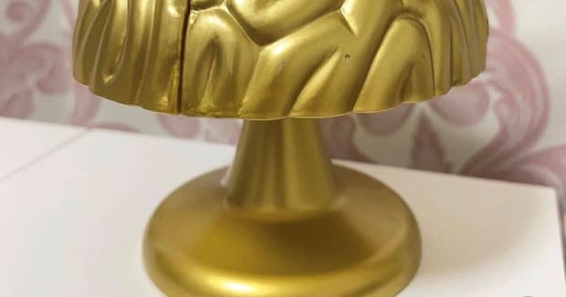 「令和にこれを見れるなんて」 金色の“脳のオブジェ”を開けると…… 平成すぎる光景が270万表示「持ってる人いたんだww」「懐かしすぎる」