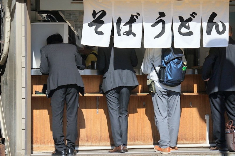 「群馬県の立ち食いそばの名店」あなたの好きなお店はどこ？　看板メニューの釜めしも有名な横川駅構内のお店などを紹介！