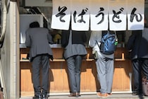 「群馬県の立ち食いそばの名店」あなたの好きなお店はどこ？　看板メニューの釜めしも有名な横川駅構内のお店などを紹介！