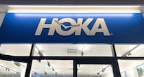 「ビジュがかっこいい」「たくさん歩いても全然疲れない」　HOKAの“真っ白スニーカー”が大好評　「履いていても足が軽い」「デザイン性と存在感が抜群！」