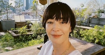 鎖骨出ちゃってる！　宮沢りえが着用した“まさかの服”が圧倒的オーラ　着こなし困難も……「人を魅了する」「美しさが完璧」