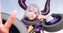 迫力満点のコスプレ写真→思わず笑う“まさかの撮影の裏側”に「カツアゲにしか見えないw」「宇宙人に襲われてるみたい」