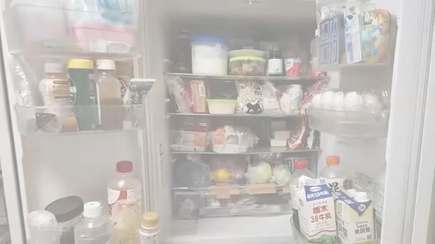 倉庫と化していた実家の“汚冷蔵庫”が壊れた…… 母子で片付け、大量に出てきた“あるもの”に驚き