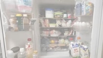 倉庫と化していた実家の“汚冷蔵庫”が壊れた……　母子で片付け、大量に出てきた“あるもの”に驚き