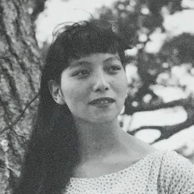 20代で新聞に載ったロングヘアの女性→91歳になった現在は…… 驚きの姿に「お若い頃よりさらにお美しい」「目標にしたい」
