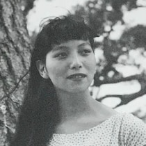 20代で新聞に載ったロングヘアの女性→91歳になった現在は……　驚きの姿に「お若い頃よりさらにお美しい」「目標にしたい」