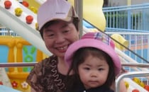 大好きなおばあちゃんと遊園地→20年後……　時の流れを感じる“今の姿”に「ええ孫や」「それが、時間よ」