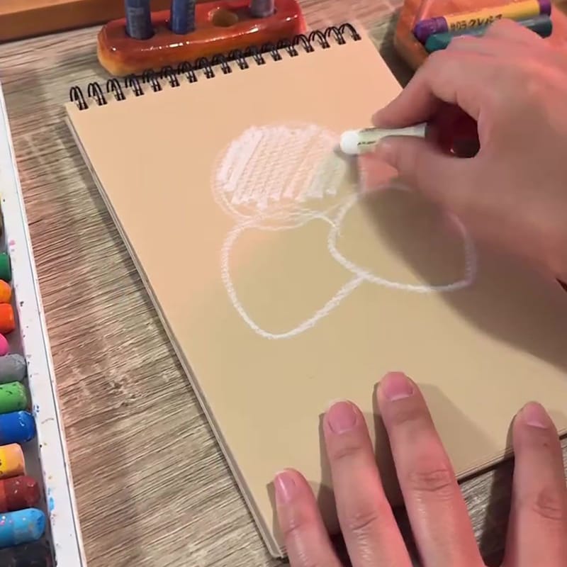 白のクレヨンで描いた“3つのおもち”→予想外の結末に「こんなになるとはっ！」「本物みたい」「すごく素敵」