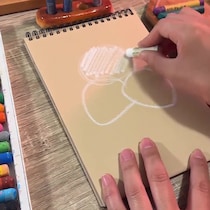 白のクレヨンで描いた“3つのおもち”→予想外の結末に「こんなになるとはっ！」「本物みたい」「すごく素敵」