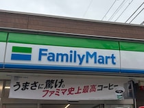 「朝方に8軒巡った」　ファミマの“綿麻2990円シャツ”が話題　「シルエットが最高」「この値段でくるみボタン」「めっちゃいい…」