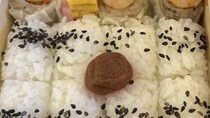 羽田空港で「よく確認せず」買った“シュウマイ弁当”→フタを開けると……　“まさかのミス”に「これはこれでおいしそう」「全く同じ事やった」