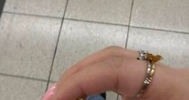 博多駅で「嵐のバッグ持ってるやん！」と声をかけられ……　渡された“まさかのもの”に「こんな幸せなことがあって良いのか」「嵐ファン最高！」