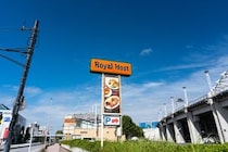 「おいしいロイホの中で1番！」ロイヤルホストの本社玄関“桜新町店”が特別な理由　「内装や空間に高級感」「公爵家の晩餐会のよう」