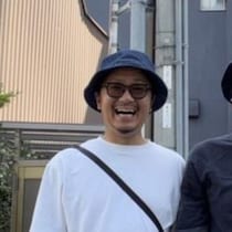 45歳男性が朝、コンビニで友人に遭遇→「2人で記念撮影した」目を疑う姿に「これで血のつながりがないなんて」「前世双子では？」