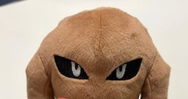 セリアで買ったミニチュアをぬいぐるみに持たせたら……「このクオリティは事件」　“驚きの神アイテム”に「天才すぎ」「セリアいかなきゃ!!」