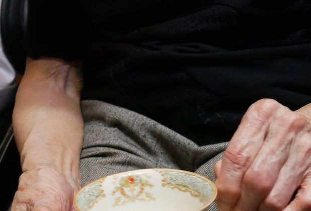実家に来た91歳の叔母に紅茶を出したら、なぜか絶句　意外な正体に「本当にプライスレス」「泣いてしまった」と170万表示