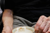 実家に来た91歳の叔母に紅茶を出したら、なぜか絶句　意外な正体に「本当にプライスレス」「泣いてしまった」と170万表示