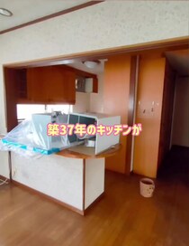 床の汚い築37年キッチン→3年かけてコツコツDIYしたら……　雰囲気ガラリ「ねぇ！可愛すぎ」「ついにここまで」「圧巻だね」