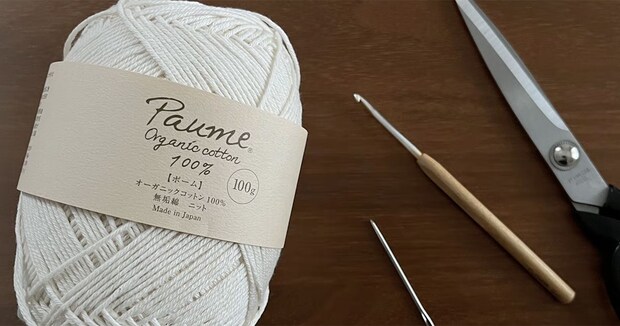 白いコットン糸1玉→ひたすら三角に編むと……　初心者も簡単“今っぽいアイテム”完成「シンプルなのに垢抜け」