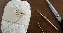 白いコットン糸1玉→ひたすら三角に編むと……　初心者も簡単“今っぽいアイテム”完成「シンプルなのに垢抜け」